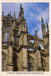 601950 Afbeelding van enkele steunberen en luchtbogen tegen het koor van de Domkerk (Domplein) te Utrecht, uit het oosten.